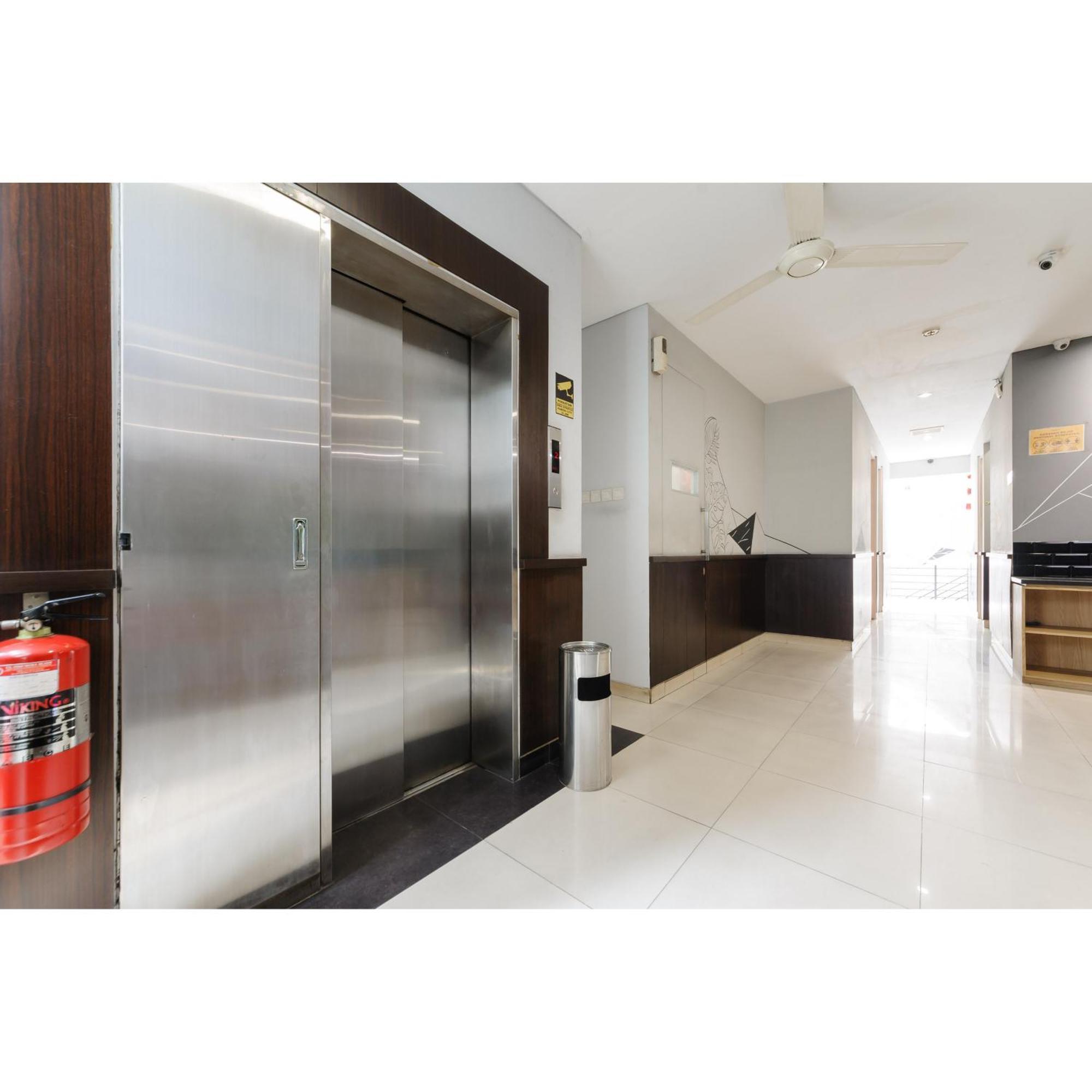 Reddoorz Plus Near Grand Indonesia Jakarta Luaran gambar
